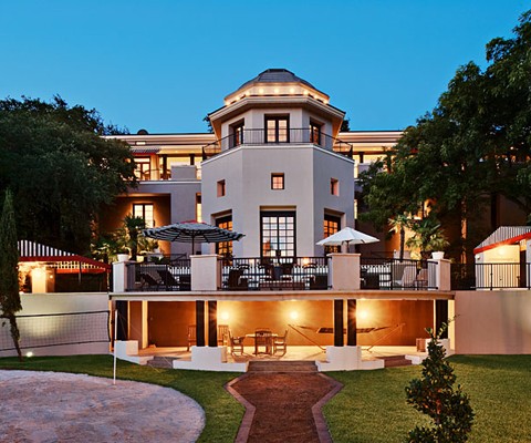 This exceptional waterfront home is a perfect blend of classical details and modern accents. Discretely tucked away on 1.2 acres of beautifully manicured grounds overlooking beautiful Lake Austin and conveniently located in one of the most exclusive gated waterfront communities in Austin