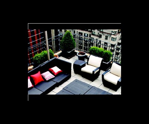 Located on the corner of 35th Street and Park Avenue, this stately pre-war property features a wedding cake design above the 17th floor, which creates levels of breathtaking wrap-around terraces offering views of the Manhattan skyline.