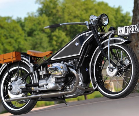 It’s interesting to compare the specifications of the original R32 with Jean-Luc’s creation. The 1923 bike had 8.5hp and weighed 122kg. The R1232 has 107 horses and weighs 235kg (520 lbs), which is reasonable by today’s standards.