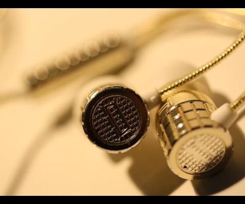 The earphones feature a custom braided cable, plus a 24-carat gold plated 3.5 mm audio jack. The advantage of this design is it prevents a loose sound connection to your audio device.

The  luxurious Boqari Q1 Earbuds come in a custom zippered travel case that  includes the metal, crown Boqari logo