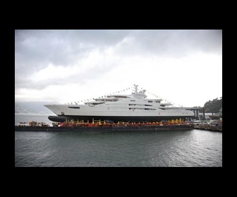 To be delivered to a foreign owner at the end of 2010, she features an expansive sea water swimming pool (which can house service craft and a submarine with a diving depth of up to 100 metres) and 4,500 square metres of interior space.