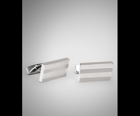 We love these simple and elegant polished herringbone cufflinks by Hugo Boss. Made from 100% brass with a polished herringbone surface, we like the way the dark inset contrasts with the brightness of the herringbone. Perfect to add a touch of sophistication to your suit