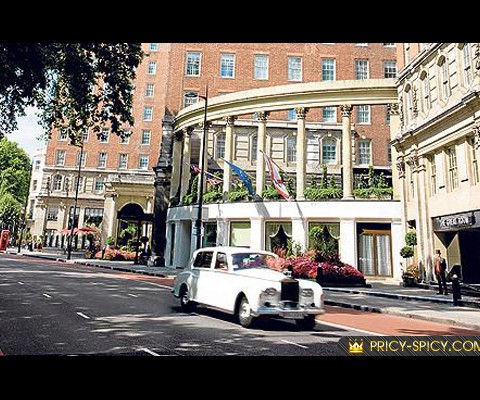 Luxury five-star Grosvenor House Hotel, Park Lane located towards the Oxford Street right in the heart of the West End near museums and landmarks, grand department stores, theatres and businesses, offers nearly 500 rooms and accommodations for smart corporate events and the lobbies.
