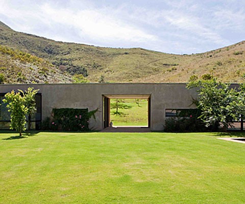 Contemporary architecture and the beauty of the South African countryside are seamlessly integrated in this 5-star villa, available for rent.