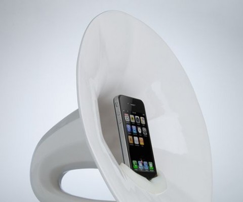 The design talents of Science and Sons have unveiled the newest member of the family, the Phonofone III. The classic horn-shaped iPhone dock is crafted from ceramic and designed explicitly for the iPhone
