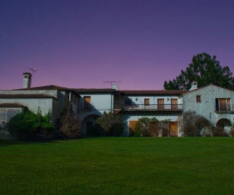 It was recently reported  that after a long slog and very public battle with architecture preservationists all obstacles preventing Steve Jobs from razing an historic mansion in Woodside, CA to make way for a sleek new residence have been removed.